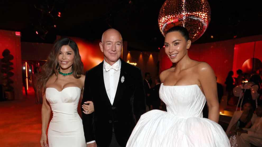 Ca la... nuntă! Cum s-au îmbrăcat vedetele la cea mai tare petrecere a anului: Kim Kardashian și iubita miliardarului Jeff Bezos, adevărate “mirese” pe covorul roșu