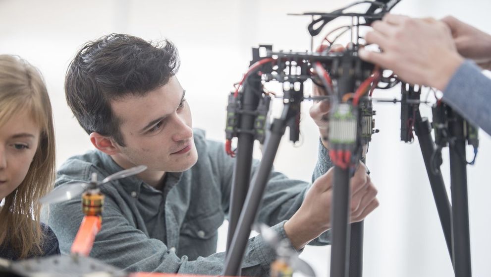 Parteneriat istoric pentru Universitatea Politehnica! Studentii vor putea urma un stagiu in inginerie aerospatiala