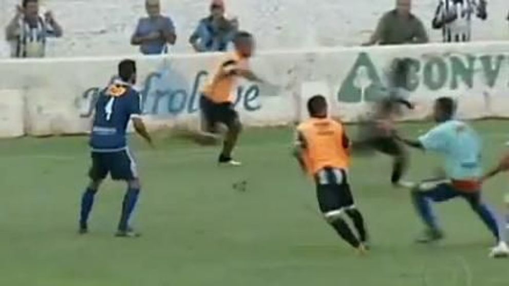 Ce nebunie! Brazilienii o iau razna: Meci de fotbal, transformat in film cu Bruce Lee
