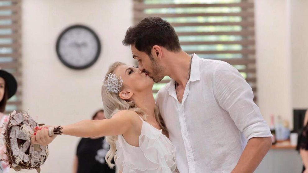Azi, Andreea Bălan face nunta și botezul! Vezi ce frumoasă e în rochia de mireasă