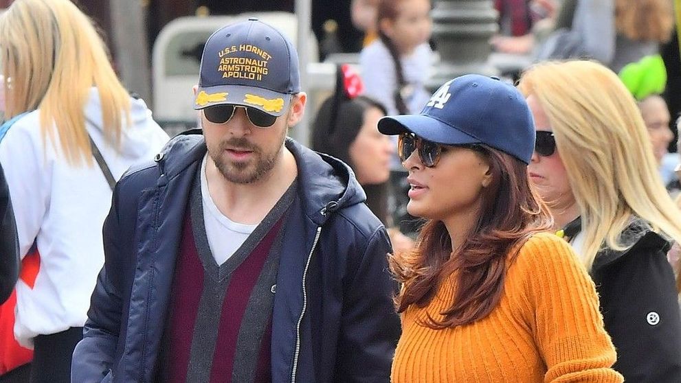 Imagine rară cu Ryan Gosling și Eva Mendes. Paparazzii au reușit să îi fotografieze când se așteptau mai puțin