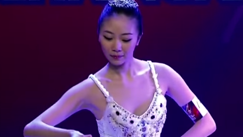 O balerina a lasat masca juriul de la 