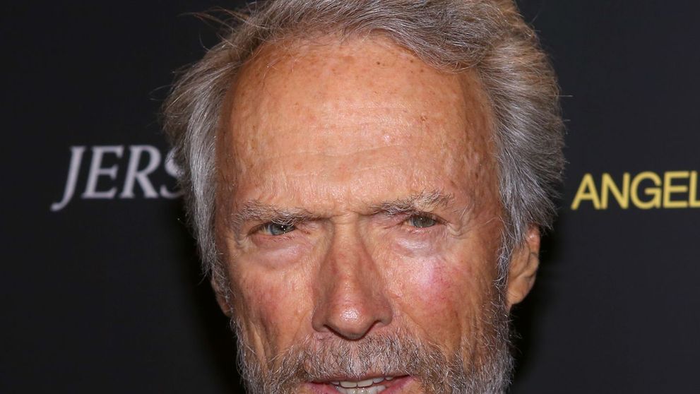 A divortat anul trecut si a schimbat deja doua iubite. La 84 de ani, Clint Eastwood redescopera iubirea in bratele unei femei mult mai tinere. Uite cum arata ea
