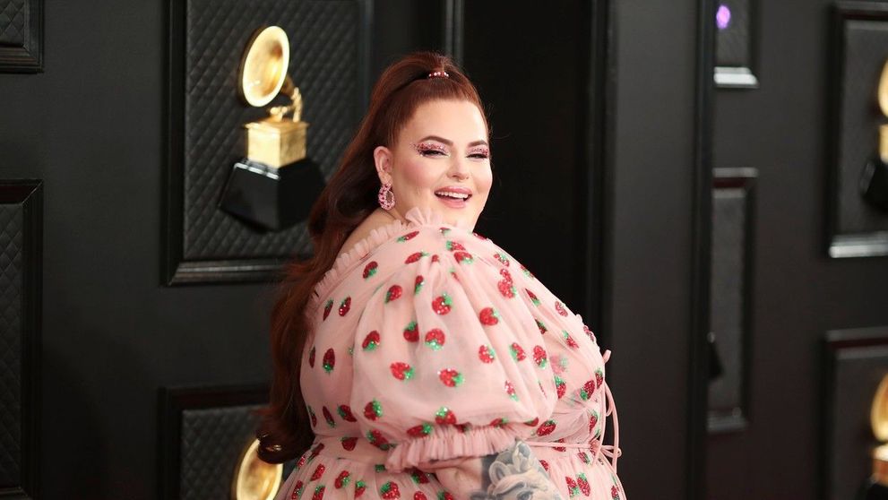 Modelul plus-size care nu se sfiește să pozeze în costum de baie. Cum arată tânăra care a dărâmat stereotipurile