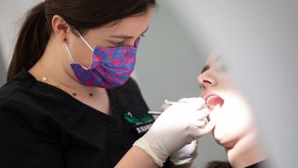 Cum alegem cel mai bun aparat dentar și ce probleme de sănătate putem evita purtând unul