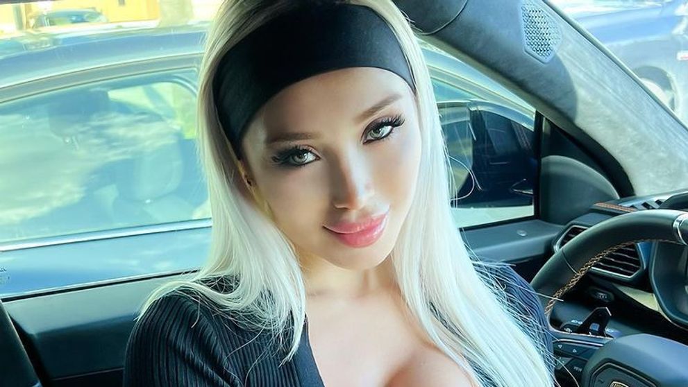 Cum plănuiește un model PlayBoy să cumpere o echipă de fotbal