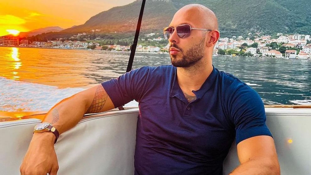 Andrew Tate susține că este victima unei înscenări! Ce a postat milionarul din arest