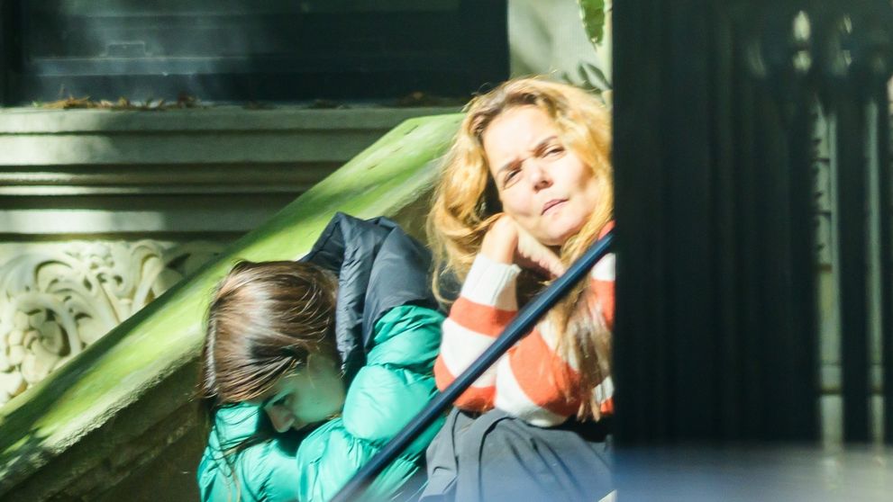Departe de strălucirea Hollywoodului! O actriță celebră, de nerecunoscut într-o zi obișnuită pe străzile din New York. Paparazzii au surprins-o în timp ce-și consola fiica într-un moment vulnerabil
