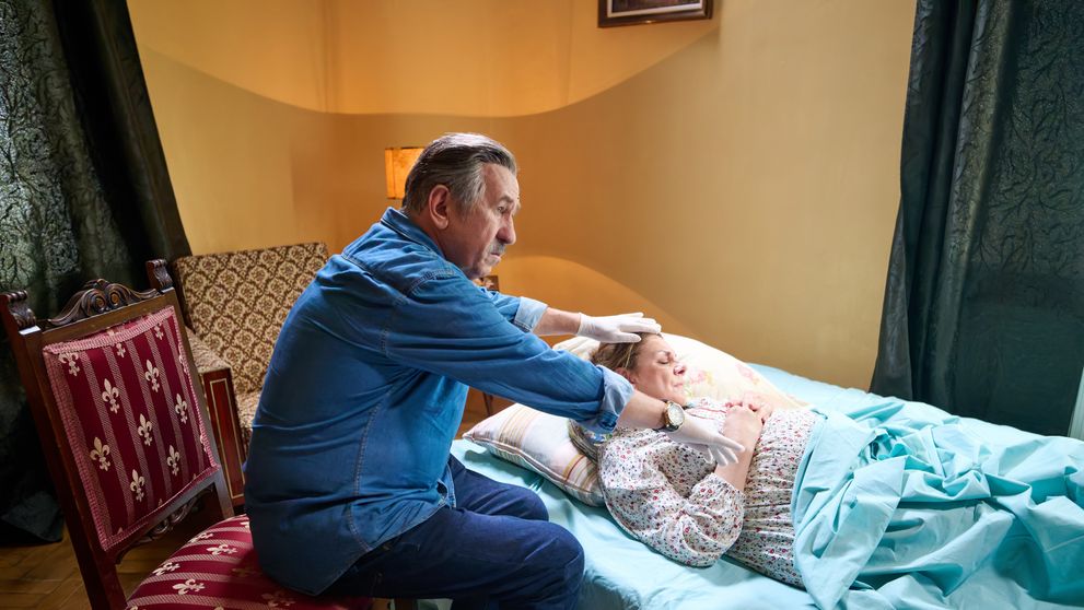 În această seară, în TĂTUȚU’, Stavrositu va afla că pericolul este mai aproape decât crede: „Frate-tu e ologit în spital din vina ăstora și tu te pupi cu ei pe gură?!”