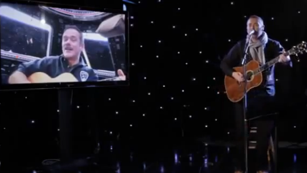 Mesajul unui astronaut aflat in spatiu pentru cei de pe Pamant. Ce melodie a ales sa cante