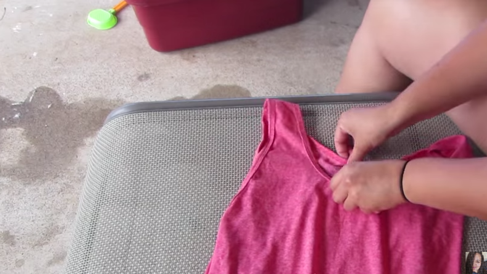 A facut cateva taieturi intr-un tricou si l-a transformat intr-un obiect la moda. Rezultatul, surprinzator