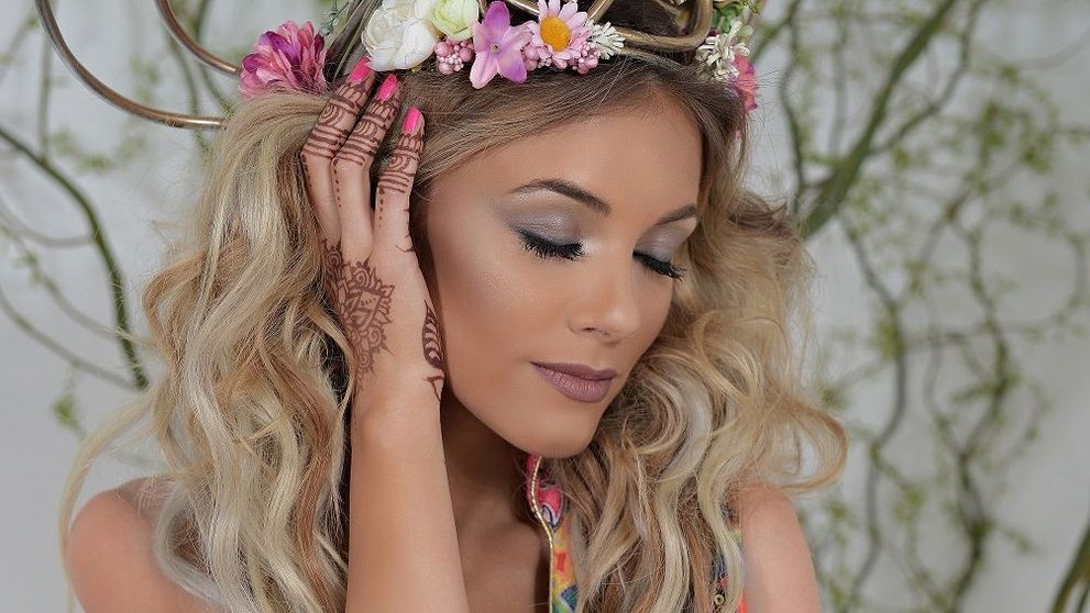 Andreea Ibacka a fost transformata in Beyonce de hairstylistul Adrian Perjovschi!