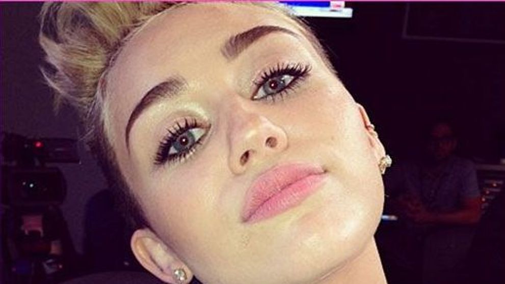 Miley Cyrus, din nou cu par lung si blond ca in perioada Hannah Montana. Schimbarea care i-a incantat pe toti fanii