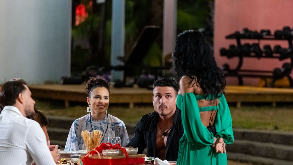 Atmosferă incendiară la Love Island. Bombshell-ul Suprem își face apariția la cina festivă a concurenților. Cine este tânăra și ce legătură are cu Andrei: „Vrei să-ți fac cunoștință cu toată lumea”