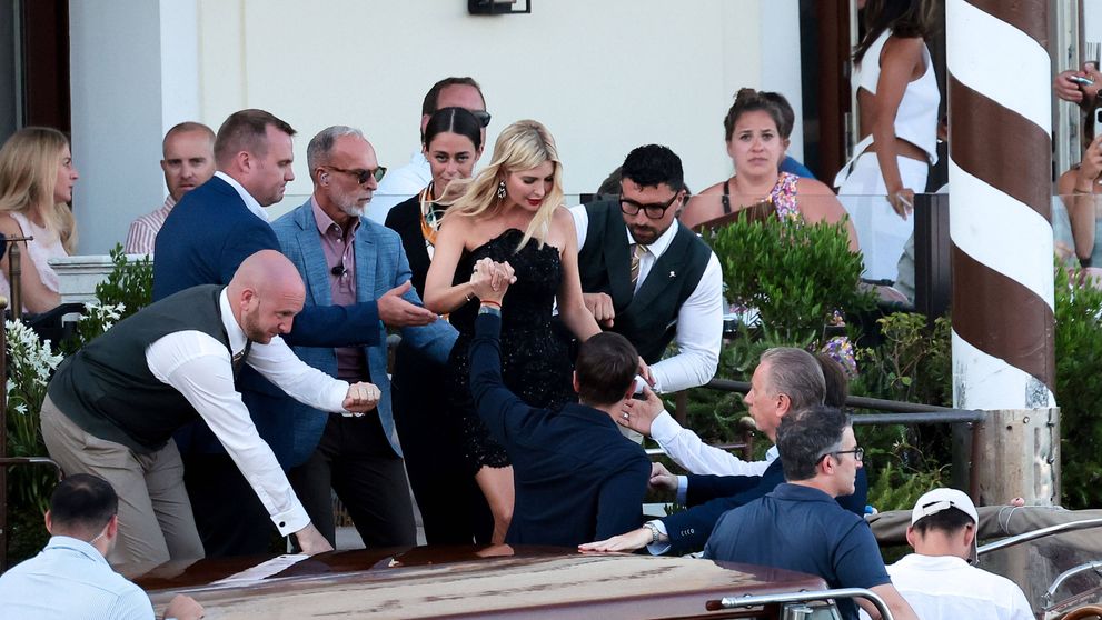 Fiica celui mai puternic om din lume a furat toată atenția la nunta secolului din Veneția! Imaginile cu bărbații care s-au îngrămădit să o ajute, deși era cu soțul, au devenit virale