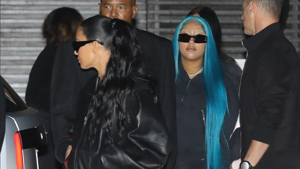 La 12 ani, fiica lui Kim Kardashian a apărut cu părul albastru și sprâncenele decolorate: „Mama ei nu este cel mai bun model de urmat!”. Cum le-au surprins paparazzii
