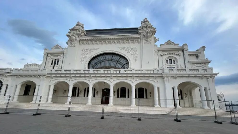 Cazinoul din Constanța, care a fost redeschis publicului de două săptămâni, a fost vandalizat. Pereții au fost loviți cu picioarele, iar o parte din foițele de aur au fost desprinse