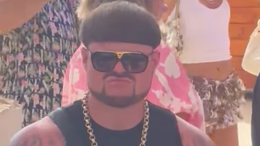 Cine este tânărul din Ibiza care a rupt internetul cu tunsoarea lui tip ”castron”. Look-ul care a devenit viral