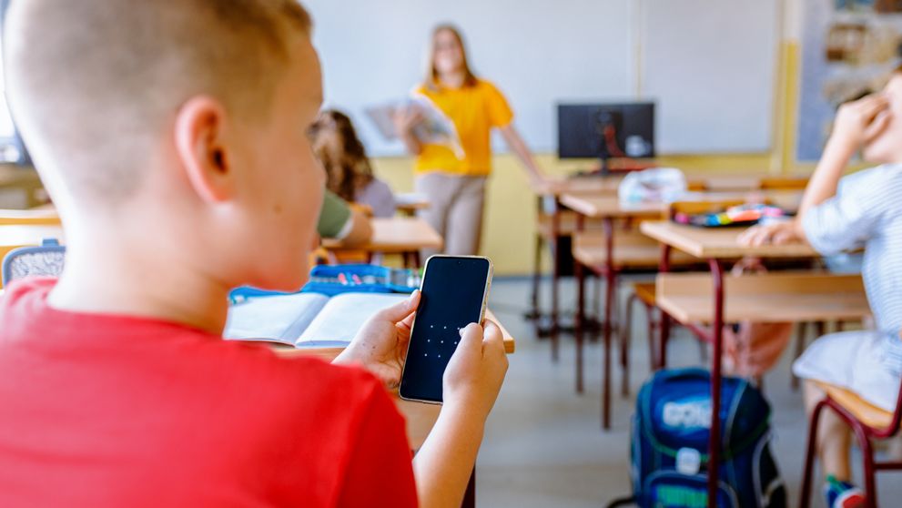 O țară din Europa ia măsuri drastice: telefoanele mobile vor fi interzise în școli pentru copiii sub 16 ani