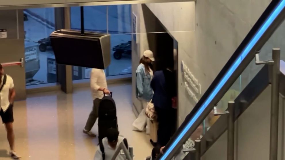 Jessica Alba, surprinsă cu noul iubit în aeroport la câteva luni de la divorț! Cine e actorul celebru, cu 11 ani mai tânăr, care ar fi cucerit-o
