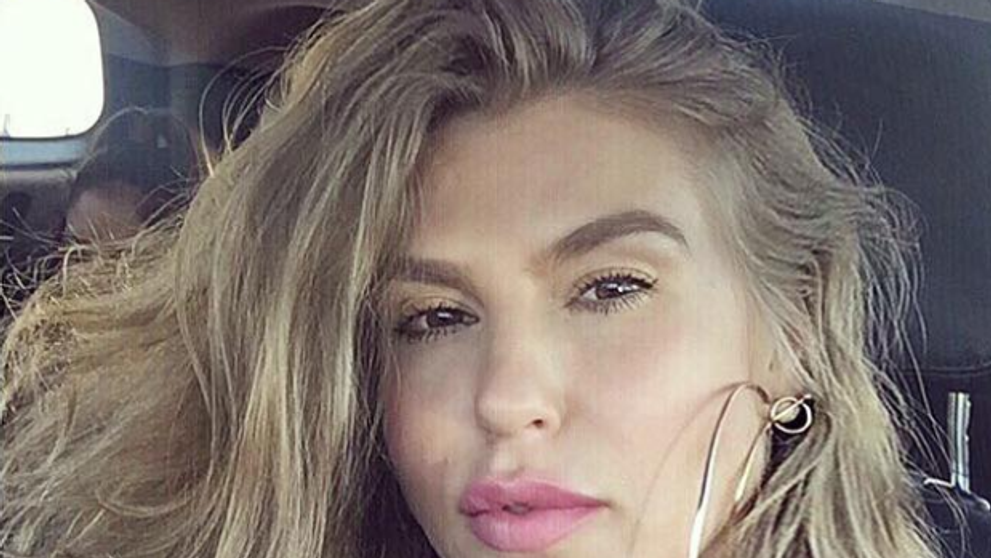 Acum este extrem de sexy si pozeaza provocator. Cum arata Corina in urma cu 13 ani