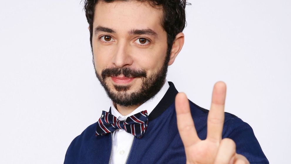 Marius Moga, prezent la o nuntă cu baronese, conți și lorzi, la Palatul Știrbey. Artistul este total schimbat. A fost naș pentru baroneasa Nicoleta Scarlat și lordul Răzvan Vasile de Brattleby