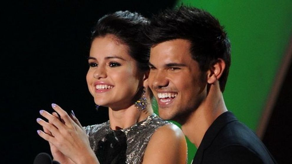 Selena Gomez, pe vremea cand era iubita lui Taylor Lautner. Cum aratau impreuna cantareata si starul din 