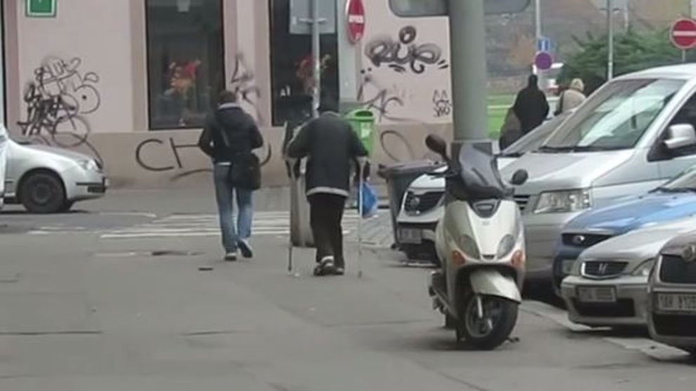 Un cersetor i-a inapoiat portofelul unui trecator. Ce s-a intamplat apoi e cu adevarat uimitor
