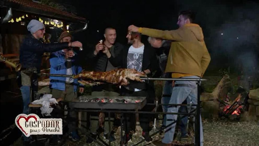 Inainte de nunta mirii au avut parte de petreceri pe cinste, alaturi de prieteni