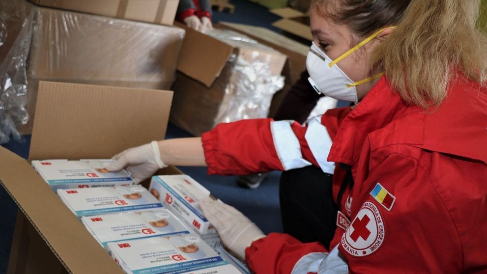 Crucea Roșie Română aduce speranța | Un milion de măști sanitare au ajuns în „prima linie”
