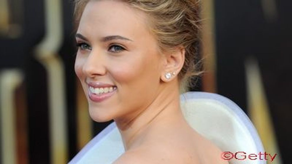 Scarlett Johansson se joaca de-a Marilyn Monroe! VIDEO