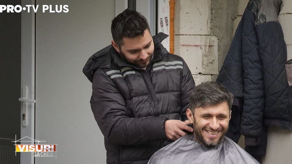 Dragoș Bucur se lasă tuns de unul dintre participanții Visuri la cheie