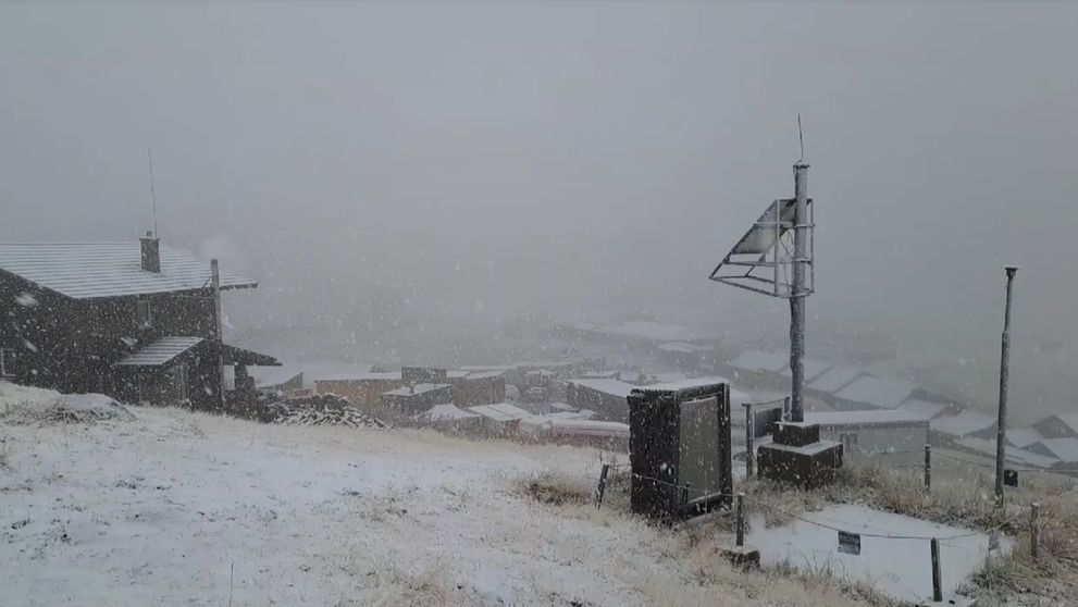 Ninge pe Transfăgărășan! Imagini cu prima ninsoare din această toamnă. Drumarii intervin deja cu utilajele - VIDEO