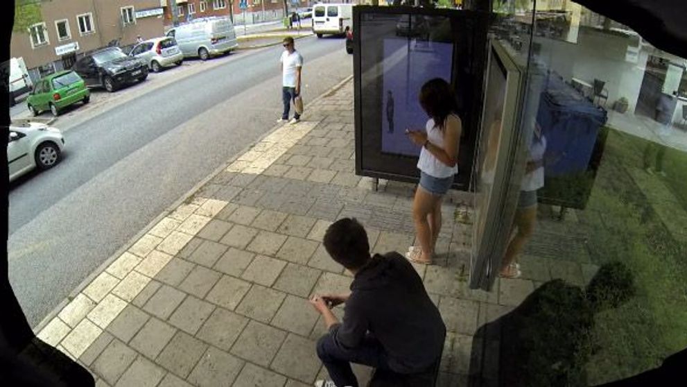 Photoshop LIVE. Surpriza de 22.000.000 de click-uri pe care au avut-o cei care asteptau intr-o statie de autobuz