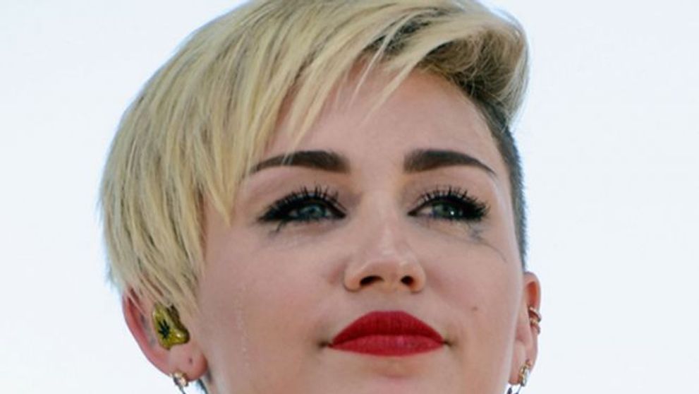 Miley Cyrus are un nou iubit, insa plange pe scena dupa fostul ei logodnic. Cum a fost surprinsa cantareata in Las Vegas