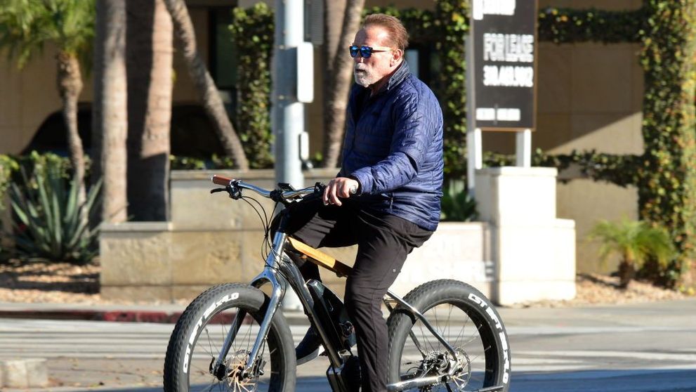Arnold Schwarzenegger s-a apucat să repare o groapă pe o stradă din Los Angeles. Actorul a oferit un exemplu pentru comunitate
