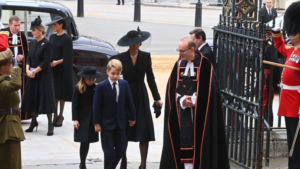 Cel mai trist rămas-bun: Prințul George și prințesa Charlotte, solemni la înmormântarea străbunicii lor, Regina