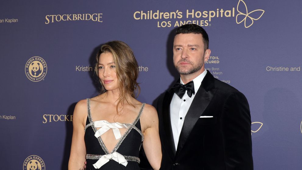 Jessica Biel trăiește separat de Justin Timberlake, în timp ce artistul îi cere iertare în genunchi