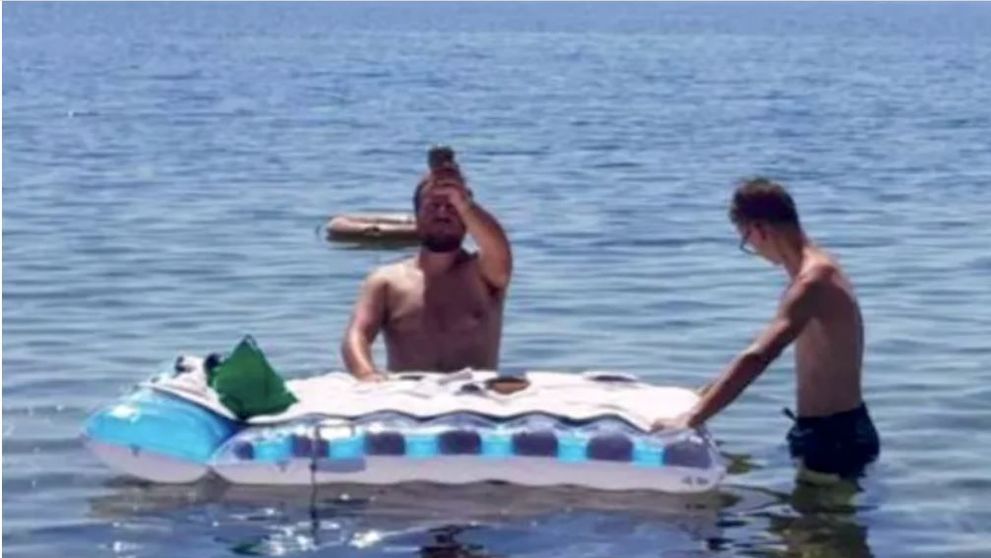 Moment viral! Un preot a ținut slujba în slipi, iar altarul a fost o saltea gonflabilă