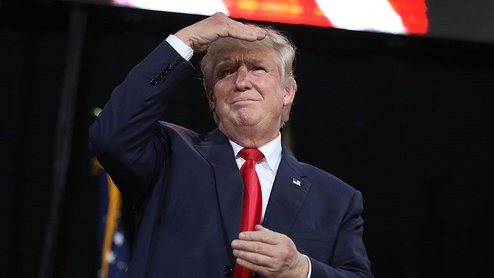 Donald Trump, dat în judecată de o fostă angajată pe care a sărut-o cu forța