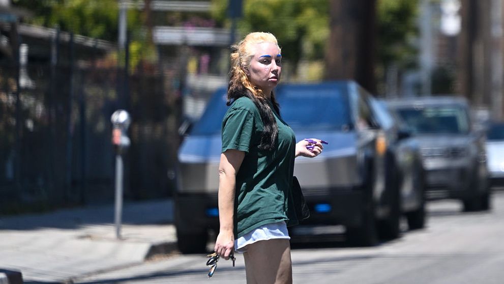 O recunoști? Ziua și schimbarea de look pentru cea supranumită în trecut „fata de aur a Hollywoodului”. Cum arată Amanda Bynes cu sprâncenele albastre