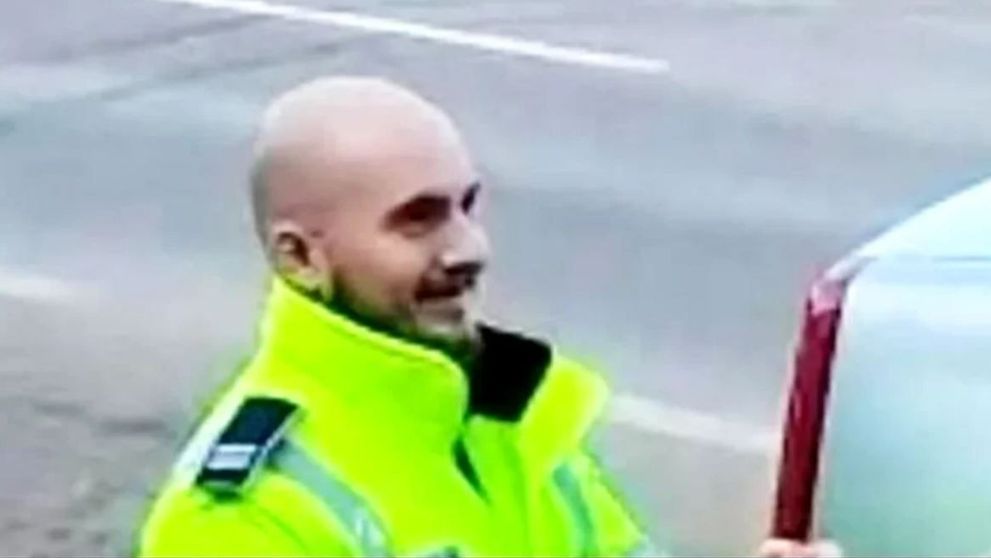 Motivul pentru care un polițist român și-a oprit iubita în trafic! „I-a dat o amendă de zile mari”