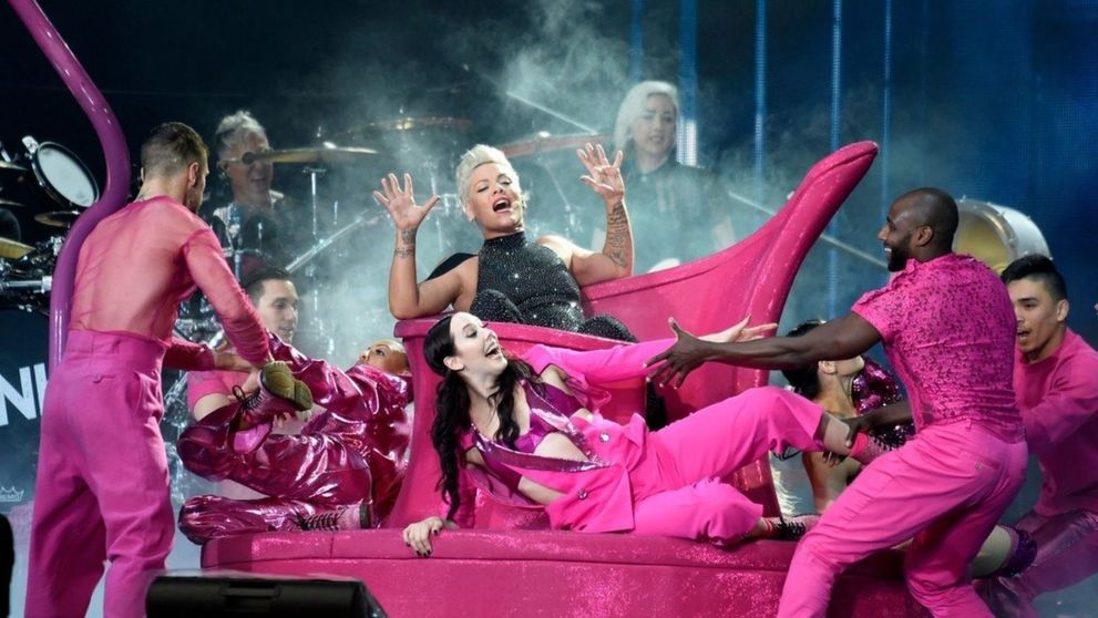 O tânără a născut pe stadion, în timpul concertului Pink de la Liverpool. Ce nume a primit fetița