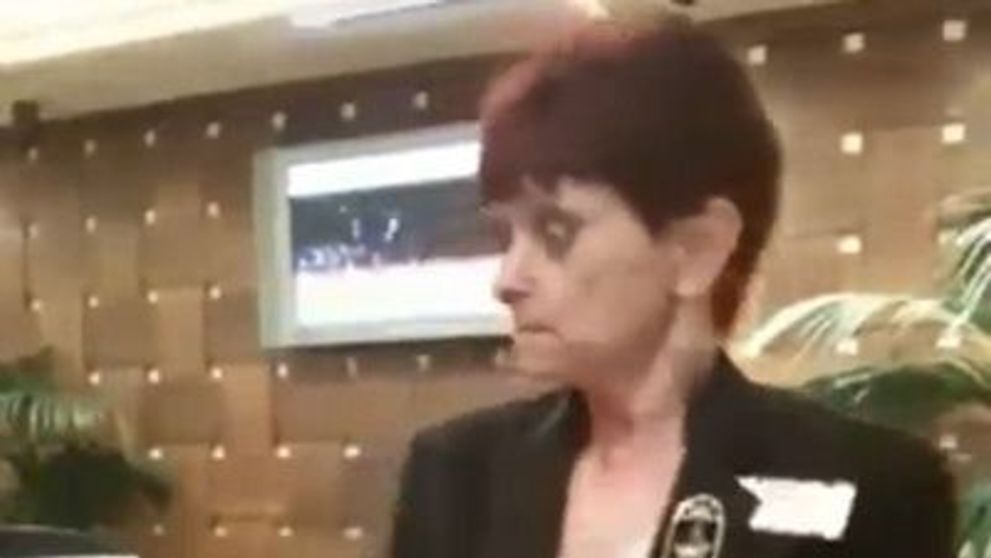 Crezi ca e de la prea multa cafea? Uite ce reactii ciudate are o receptionera