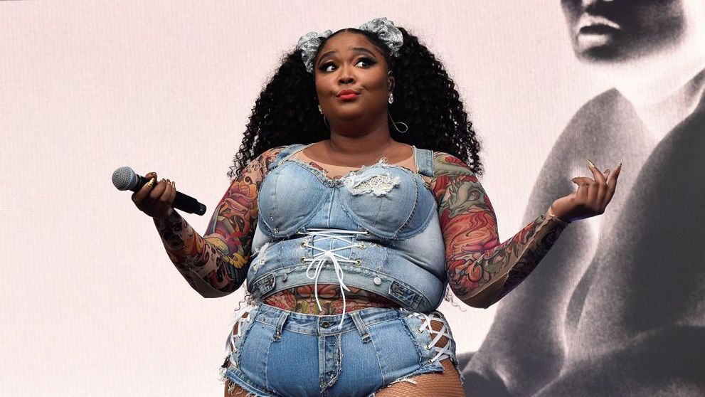 Are peste 100 de kilograme, dar nu ezită să se pozeze în ipostaze sexy. Cum arată Lizzo în costum de baie