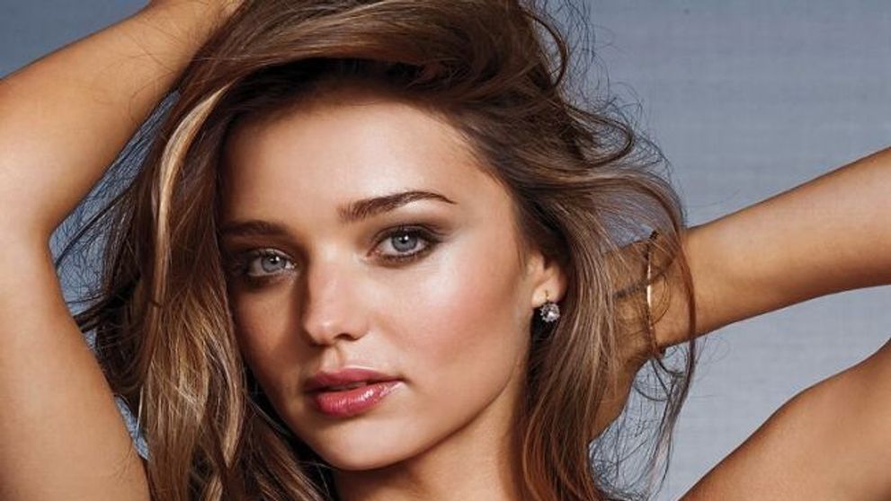 Cum arata bustul Miranda Kerr fara sutien push-up si fara Photoshop. Adevarul despre formele fostului ingeras Victoria's Secret