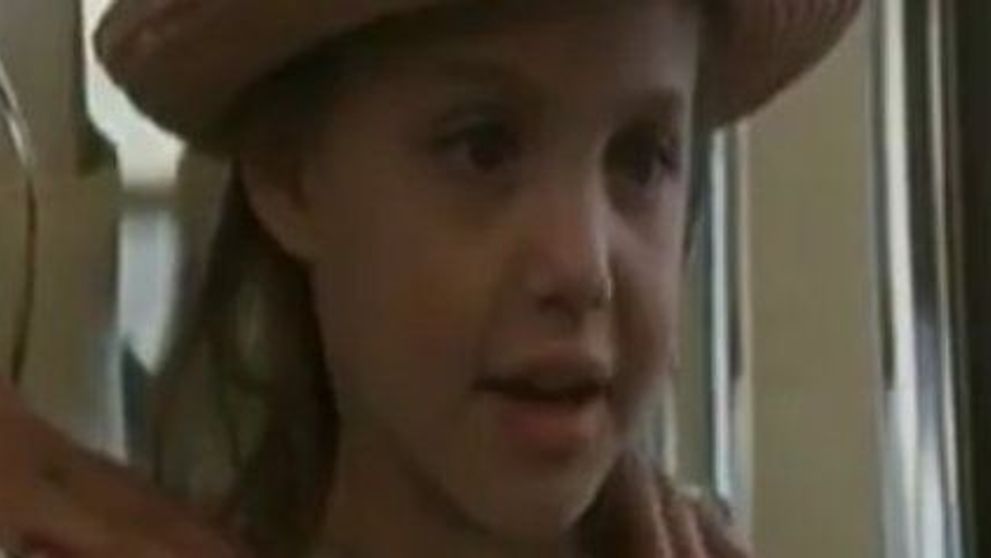 Vezi cum arata Angelina Jolie pe vremea cand debuta in primul sau film alaturi de tatal ei!