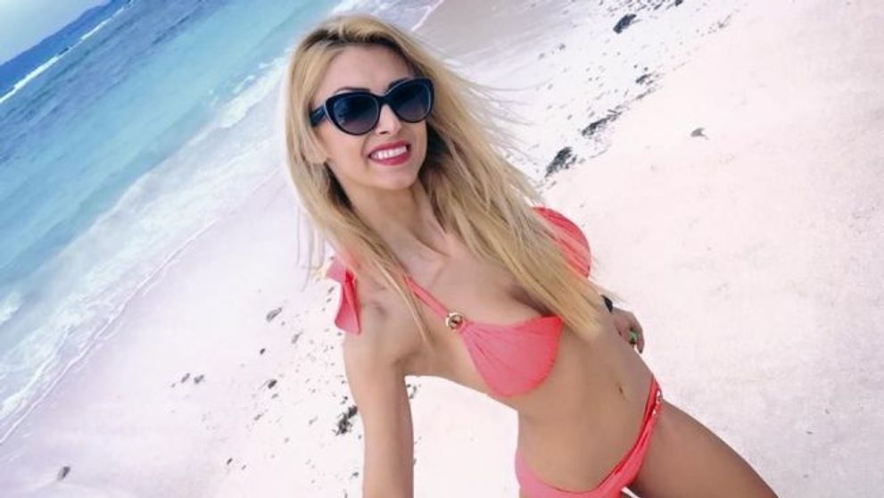 Andreea Balan, intr-o imagine pe placul domnilor. S-a fotografiat intr-o pereche de pantaloni foarte scurti, dar fanii au observat cu totul altceva