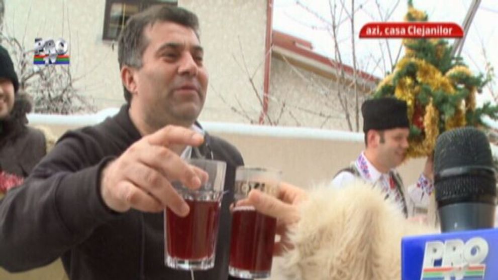Colindatorii Happy Hour i-au gasit ginere Margheritei, fata Clejanilor! Vezi ce colinde le-au cantat