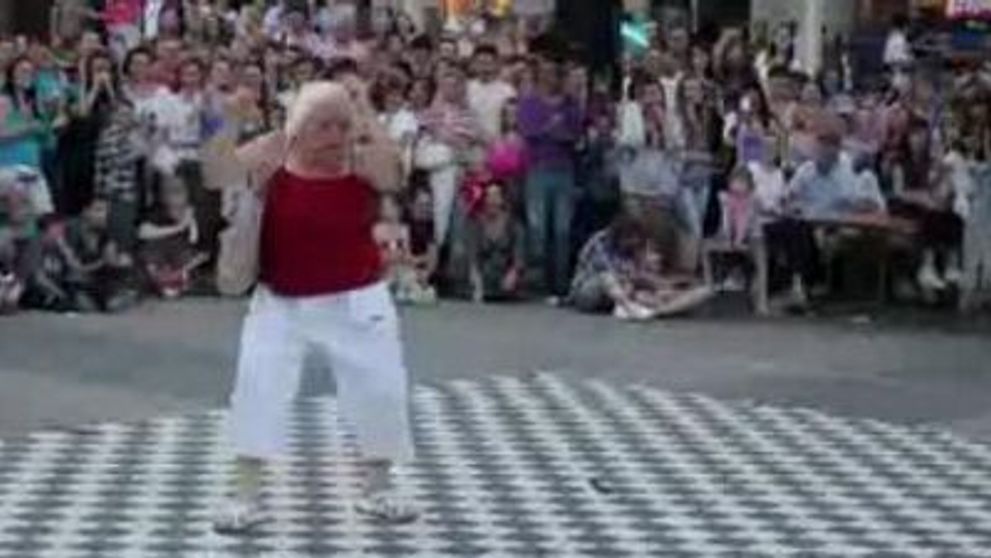 O bunicuta danseaza techno! Uite cum se descurca! VIDEO